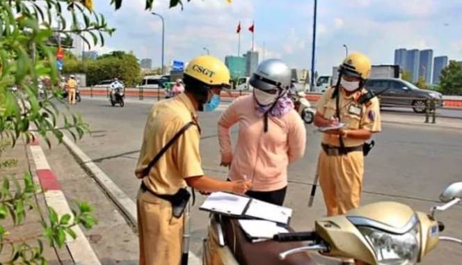 Từ nay đến 1/7/2025: 2 nhóm người cần đi đổi đăng ký xe, cố tình giữ lại sẽ bị ph::ạt từ 4-8 triệu đồng