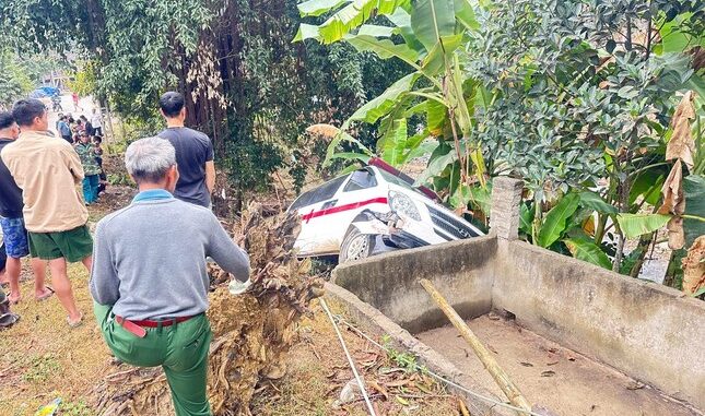 Xe cấp cứu đang chở thi thể nữ sinh về nhà thì mất lái, lao xuống vực