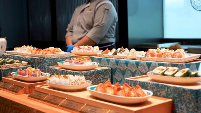 Bé gái 7 tuổi ăn buffet xong túi quần áo căng phồng, mở túi ra khiến tất cả bật khóc