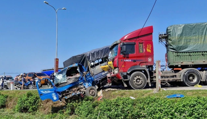 T ai n ạn liên hoàn trên quốc lộ 1A khiến 4 người bị th:ương