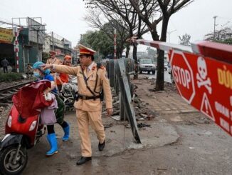 Chặn hàng loạt lối đi tự mở qua đường sắt tại Hà Nội