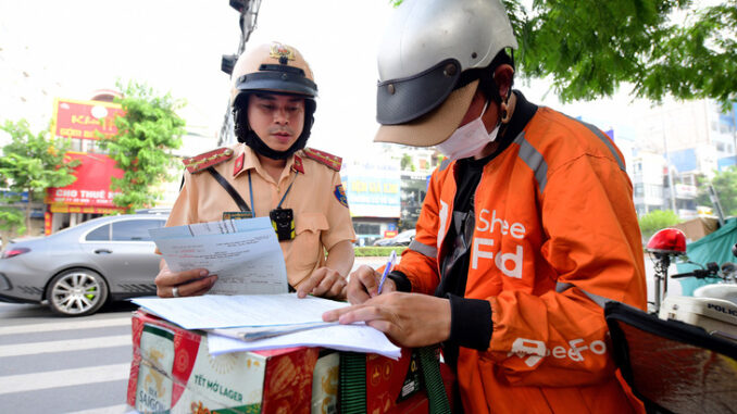 Dù không sử dụng điện thoại nhưng đeo tai nghe thì bị phạt bao tiền?