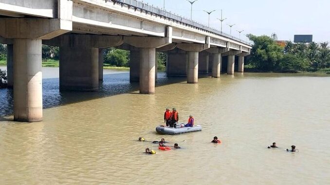 2 thiếu nữ .. dưới sông Dinh