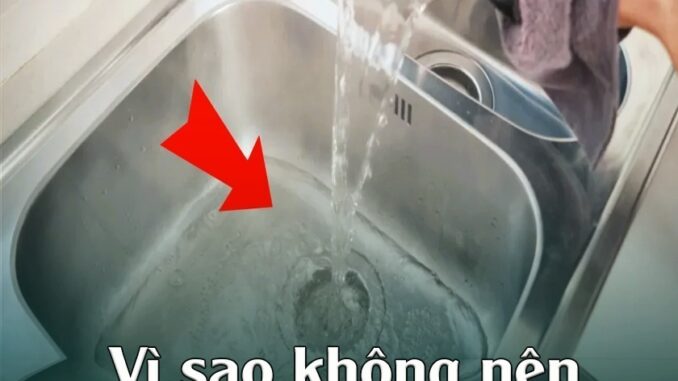 Vì sao không nên đổ nước nóng vào bồn rửa bát?