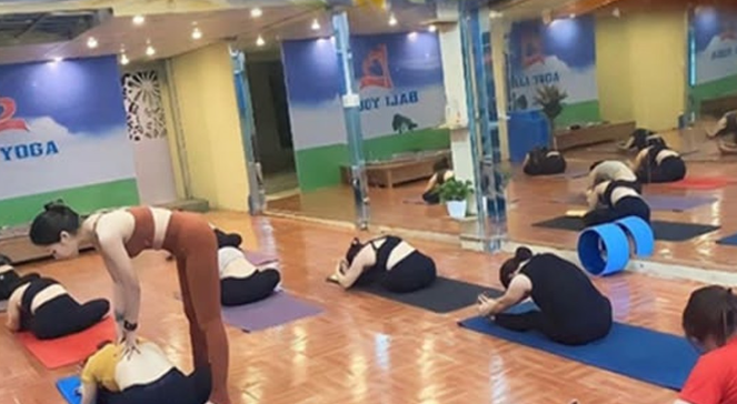 Ban đầu, tôi nghĩ yoga chỉ giúp vợ dẻo dai, khỏe mạnh hơn. Nhưng không! Sau vài tháng, cô ấy thay đổi một cách đáng kinh ngạc: dáng đẹp hơn, da dẻ hồng hào, thần thái sang chảnh… nhưng điều làm tôi hoang mang nhất chính là sáng nào cũng thế đúng 5h là vợ đi tập…