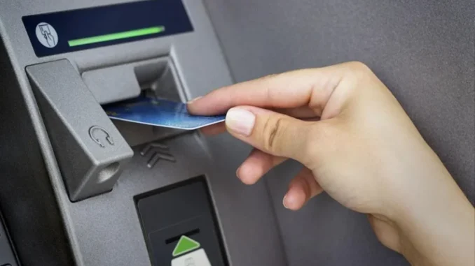 Nam sinh đến cây ATM rút tiền tiêu tạm, ngỡ ngàng khi thấy số dư hơn 200 tỷ đồng