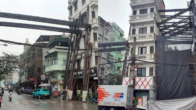 Loạt cọc sắt bắc ngang trên đầu người đi đường gây tò mò, lo ngại ở Hà Nội Loạt cọc sắt bắc ngang trên đầu người đi đường gây tò mò, lo ngại ở Hà Nội