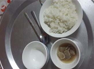 Ở cữ mẹ chồng bắt ăn cơm ng:uội, mẹ tôi đến thăm không nói gì chỉ nhét áo bà thông gia mẩu giấy, hôm sau mâm cơm bưng lên tôi số:c nặng còn mẹ tôi chỉ cười nh:ếch m:ép, để rồi ….