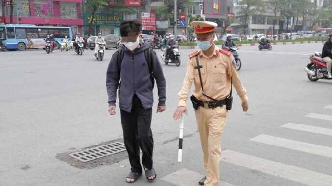 Người Hà Nội bất ngờ bị CSGT xử phạt khi đi bộ không đúng quy định Người Hà Nội bất ngờ bị CSGT xử phạt khi đi bộ không đúng quy định