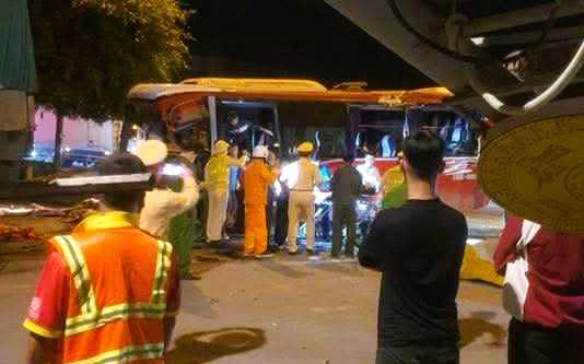 Tránh xe đạp lúc nửa đêm, xe đầu kéo lao vào xe khách, 21 người nhập viện Tránh xe đạp lúc nửa đêm, xe đầu kéo lao vào xe khách, 21 người nhập viện