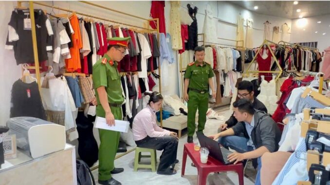 Chủ shop quần áo ép người giúp việc bán dâm Chủ shop quần áo ép người giúp việc bán dâm