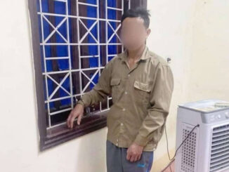 Bắt khẩn cấp nam phụ huynh xông vào trường, lôi cô giáo ra đứng dưới mưa rồi đánh túi bụi