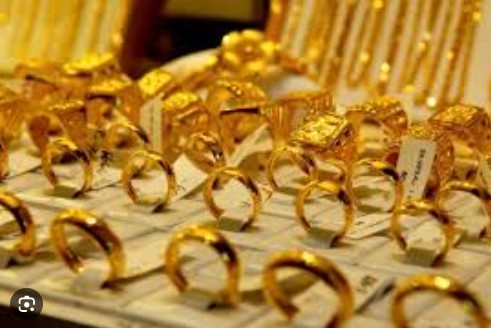 Giá vàng mới nhất trưa nay 30/4: Giá vàng thế này thì làm gì còn đường mà sống nữa, lịch sử chưa từng có luôn
