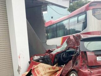 Xe chở công nhân tông vào ô tô đi ngược chiều, 2 vợ chồng thương vong
