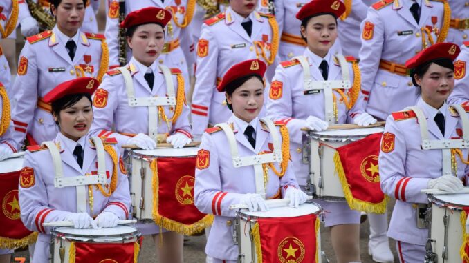 Ngưỡng mộ nhan sắc, học thức các chiến sĩ trong đoàn diễu binh 30/4