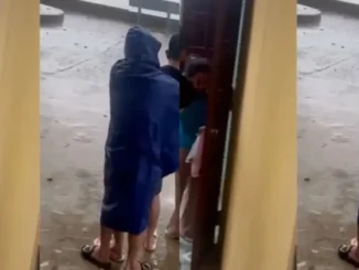 Tạm giữ người đàn ông tát cô giáo tới tấp, đẩy ra đứng dưới mưa