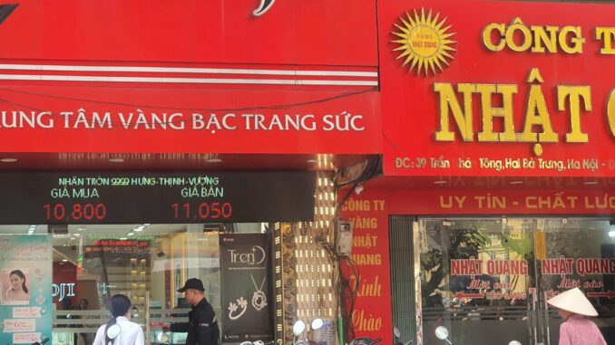 Giá vàng 16/4 tăng như vũ bão, lên mức cao chưa từng có, nhiều người kéo cả nhà xếp hàng mua vàng Giá vàng 16/4 tăng như vũ bão, lên mức cao chưa từng có, nhiều người kéo cả nhà xếp hàng mua vàng