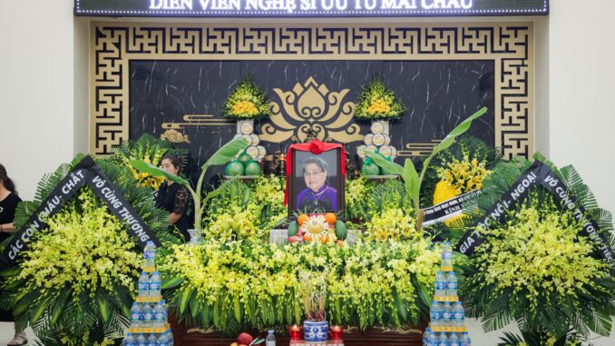 Đồng nghiệp tiễn đưa Nghệ sĩ Ưu tú Mai Châu – bà Nghị Quế của phim “Chị Dậu” Đồng nghiệp tiễn đưa Nghệ sĩ Ưu tú Mai Châu – bà Nghị Quế của phim “Chị Dậu”