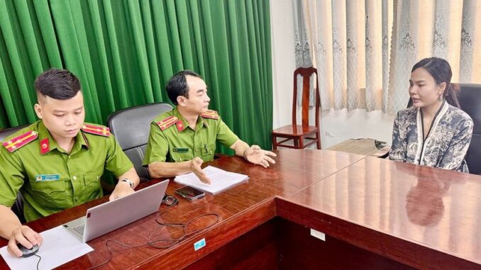 Bắt giữ nữ nghi phạm sát hại người tình hơn 16 tuổi ngay trên giường Bắt giữ nữ nghi phạm sát hại người tình hơn 16 tuổi ngay trên giường