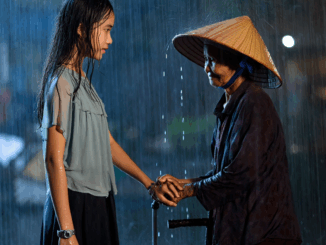 Bà cụ nhặt ve chai thất lạc c:on g:ái đã 20 năm, dù kh:ổ s:ở bà vẫn cố sống dưới gầm cầu đợi một ngày con quay lại tìm, một ngày trời mưa tầm tã bà gặp 1 cô bé 15t đứng kh:óc giữa đường, tới hỏi thăm bà suýt ng;ấ:t phát hiện chiếc lắc bạc c;ô b;é đeo trên cổ tay cùng câu nói “mẹ cháu là giám đốc”…
