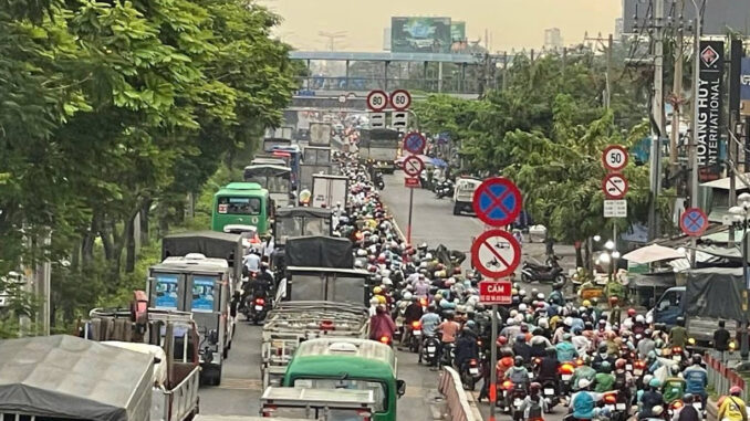 Tai nạn nghiêm trọng giữa 5 xe trước khu vực chợ đầu mối Thủ Đức, 2 người tử vong Tai nạn nghiêm trọng giữa 5 xe trước khu vực chợ đầu mối Thủ Đức, 2 người tử vong