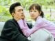 Đang cùng vợ ân ái trong đêm tân hôm, đống sách trên cao bỗng đổ ào xuống, tôi chết lặng nhìn một thứ rơi trên đất