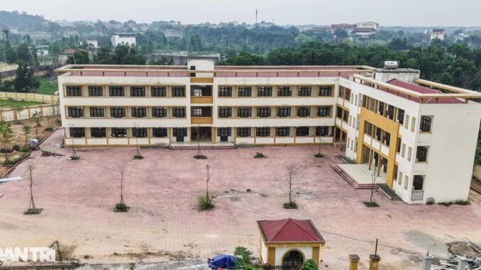 Hai trường học được xây dựng khang trang bị bỏ hoang gây lãng phí ở Hà Nội Hai trường học được xây dựng khang trang bị bỏ hoang gây lãng phí ở Hà Nội