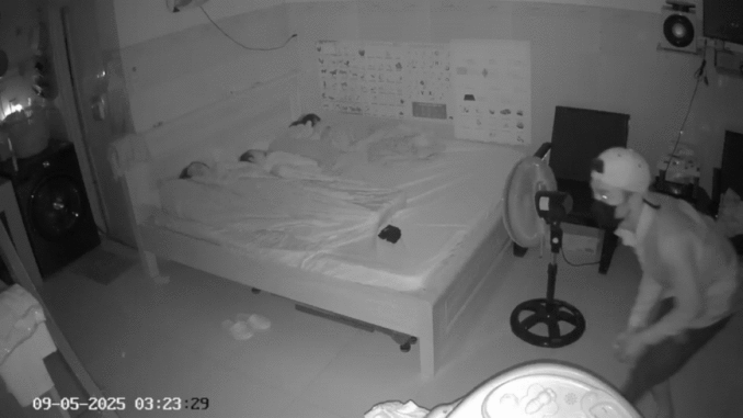 Mở camera xem cảnh lúc 3h sáng, người phụ nữ rụng rời vì thấy trộm lẻn vào Mở camera xem cảnh lúc 3h sáng, người phụ nữ rụng rời vì thấy trộm lẻn vào