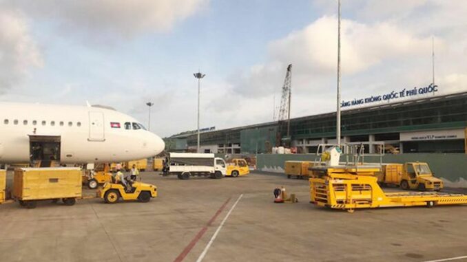 Đình chỉ công tác cán bộ xé vé máy bay của khách nước ngoài ở Phú Quốc Đình chỉ công tác cán bộ xé vé máy bay của khách nước ngoài ở Phú Quốc