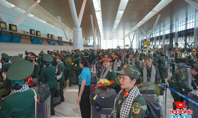 Cảnh tượng hiếm có ở sân bay Tân Sơn Nhất: Một màu xanh đồng loạt khiến ai cũng ngoái nhìn! Cảnh tượng hiếm có ở sân bay Tân Sơn Nhất: Một màu xanh đồng loạt khiến ai cũng ngoái nhìn!