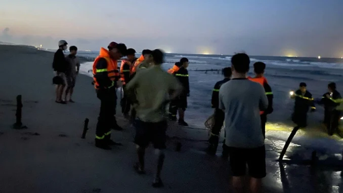 Quảng Ngãi: Tắm biển, 4 học sinh đuối nước mất tích Quảng Ngãi: Tắm biển, 4 học sinh đuối nước mất tích