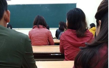 Đi họp phụ huynh, bà mẹ vừa bước vào cửa lớp đã bị giáo viên 'mời về thay đồ' Đi họp phụ huynh, bà mẹ vừa bước vào cửa lớp đã bị giáo viên 'mời về thay đồ'