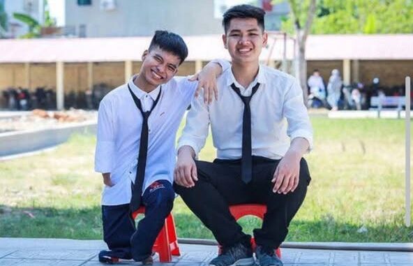 Nam sinh cõng bạn thân lên nhận bằng tốt nghiệp Đại học Bách khoa Hà Nội Nam sinh cõng bạn thân lên nhận bằng tốt nghiệp Đại học Bách khoa Hà Nội