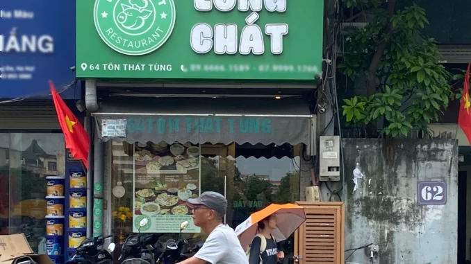 Quán Lòng Chát ở Hà Nội vắng khách, nhân viên nói “hết lòng xe điếu” Quán Lòng Chát ở Hà Nội vắng khách, nhân viên nói “hết lòng xe điếu”