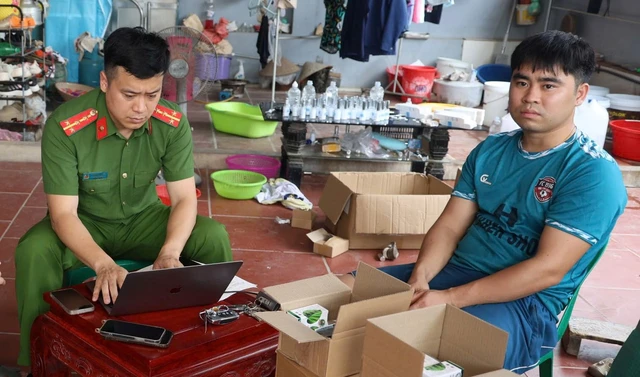 Bắt tạm giam chủ xưởng sản xuất mỹ phẩm giả đã “chốt” được 100.000 đơn hàng Bắt tạm giam chủ xưởng sản xuất mỹ phẩm giả đã “chốt” được 100.000 đơn hàng