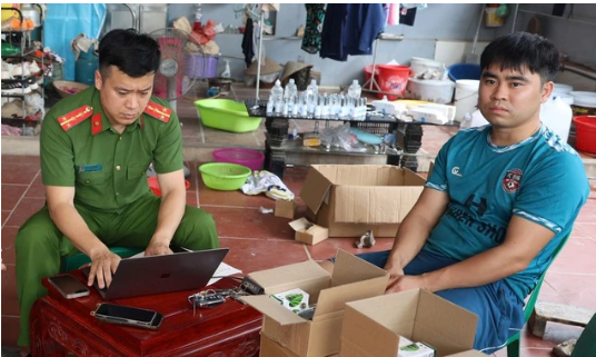 B ắt t ạm gi:am chủ xưởng sản xuất mỹ phẩm giả đã “ch:ốt” được 100.000 đơn hàng B ắt t ạm gi:am chủ xưởng sản xuất mỹ phẩm giả đã “ch:ốt” được 100.000 đơn hàng