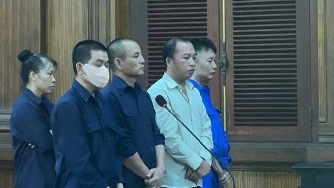 Tuyên án cựu cán bộ hải quan tiếp tay cho các chủ hàng buôn lậu Tuyên án cựu cán bộ hải quan tiếp tay cho các chủ hàng buôn lậu