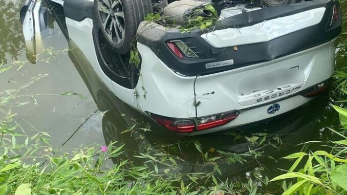 Người phụ nữ thiệt mạng trong xe ô tô lật ngửa dưới ao Người phụ nữ thiệt mạng trong xe ô tô lật ngửa dưới ao