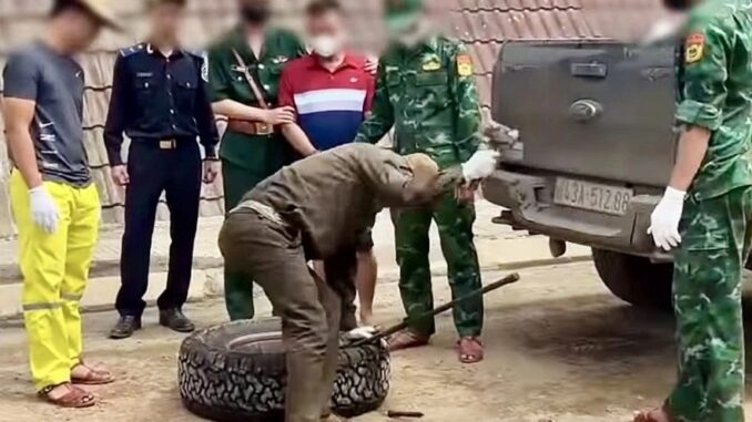 Triệt phá đường dây vận chuyển 38 bánh heroin giấu tinh vi trong lốp xe ô tô dự phòng Triệt phá đường dây vận chuyển 38 bánh heroin giấu tinh vi trong lốp xe ô tô dự phòng