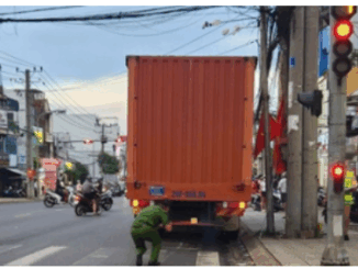 Xe tải t ự tr ôi tông t u v o ng người chờ đèn đỏ