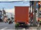 Xe tải t ự tr ôi tông t u v o ng người chờ đèn đỏ