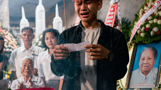 Bố mẹ bỏ đi biền biệt đã mười mấy năm, một tay bà nội chăm sóc từng bữa ăn giấc ngủ, vì mải chơi tôi quên mất bà vẫn đợi ở nhà, bỗng 1 ngày nhận tin s;;é;t đ:á:nh tôi b;àng ho;àng chạy về thì chỉ còn lại dòng chữ nguệch ngoạc bên mâm cơm bà để lại “Cháu ăn cơm kẻo đói”… Bố mẹ bỏ đi biền biệt đã mười mấy năm, một tay bà nội chăm sóc từng bữa ăn giấc ngủ, vì mải chơi tôi quên mất bà vẫn đợi ở nhà, bỗng 1 ngày nhận tin s;;é;t đ:á:nh tôi b;àng ho;àng chạy về thì chỉ còn lại dòng chữ nguệch ngoạc bên mâm cơm bà để lại “Cháu ăn cơm kẻo đói”…