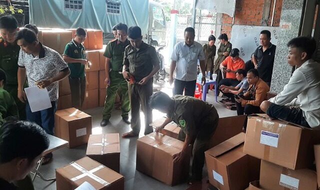 Nóng: Lực lượng chức năng phát hiện gần 8 tấn sữa, thực phẩm chức năng không có nguồn gốc xuất xứ Nóng: Lực lượng chức năng phát hiện gần 8 tấn sữa, thực phẩm chức năng không có nguồn gốc xuất xứ