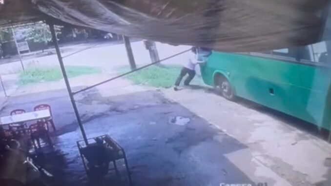Ngăn xe bus trôi, một phụ xe ở Quảng Ngãi bị t:ông không qu:a kh:ỏi Ngăn xe bus trôi, một phụ xe ở Quảng Ngãi bị t:ông không qu:a kh:ỏi