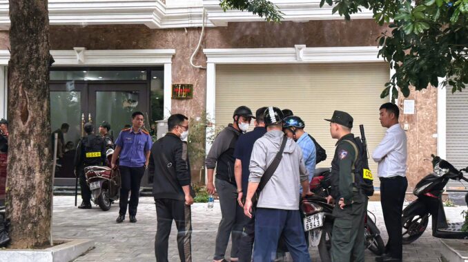 Công an xuất hiện tại nhà của tr:ùm gi:ang h:ồ khét tiếng ở Thanh Hóa Công an xuất hiện tại nhà của tr:ùm gi:ang h:ồ khét tiếng ở Thanh Hóa
