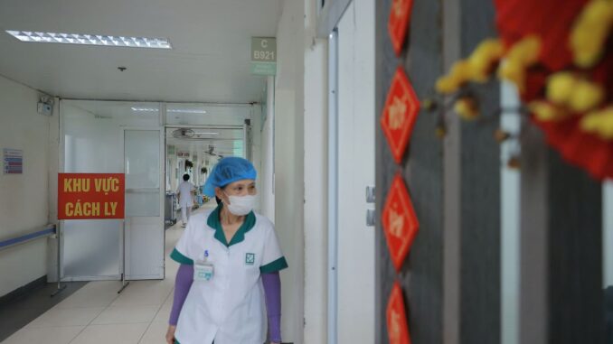 Gia tăng ca mắc COVID-19 ở cả người lớn và trẻ em Gia tăng ca mắc COVID-19 ở cả người lớn và trẻ em
