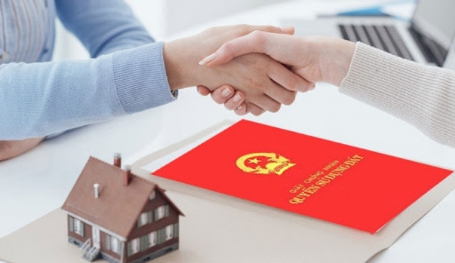 Sang tên Sổ đỏ cho con: Nên tặng cho hay để thừa kế? Sang tên Sổ đỏ cho con: Nên tặng cho hay để thừa kế?