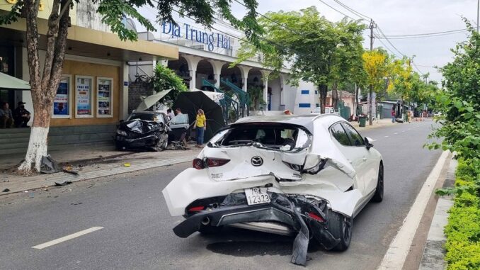 Xe ô tô gây tai nạn liên hoàn ở Quảng Ngãi, 3 người bị thương nặng Xe ô tô gây tai nạn liên hoàn ở Quảng Ngãi, 3 người bị thương nặng