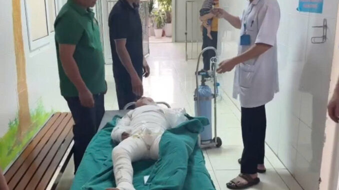 Nghe tiếng khóc, mẹ chạy về bàng hoàng thấy con như ‘ngọn đuốc sống’ Nghe tiếng khóc, mẹ chạy về bàng hoàng thấy con như ‘ngọn đuốc sống’