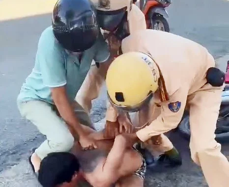 Người đàn ông đi xe máy, cầm rựa ‘múa’ trên phố Người đàn ông đi xe máy, cầm rựa ‘múa’ trên phố